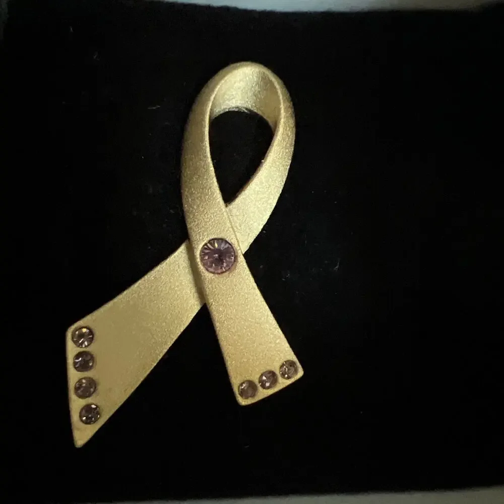 New in Original Box AVON 2000 PINK Rhinestone RIBBON Gold Tone PIN Breast Cancer